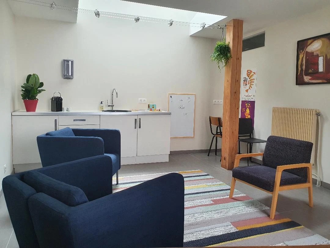 Espace d'accueil lumineux du cabinet, fauteuils et verrière