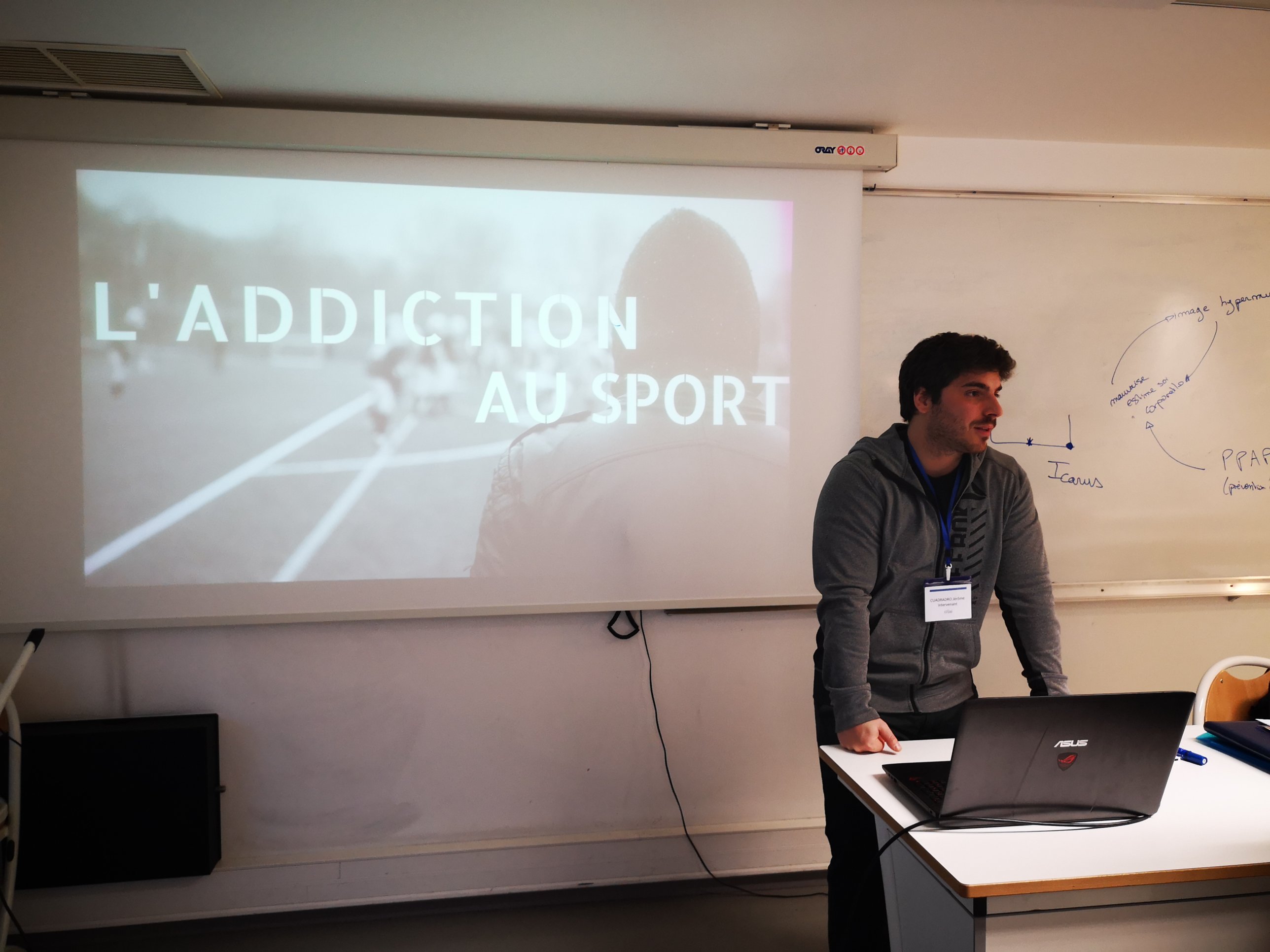 Jérôme Cuadrado lors de sa conférence sur l'addiction au sport